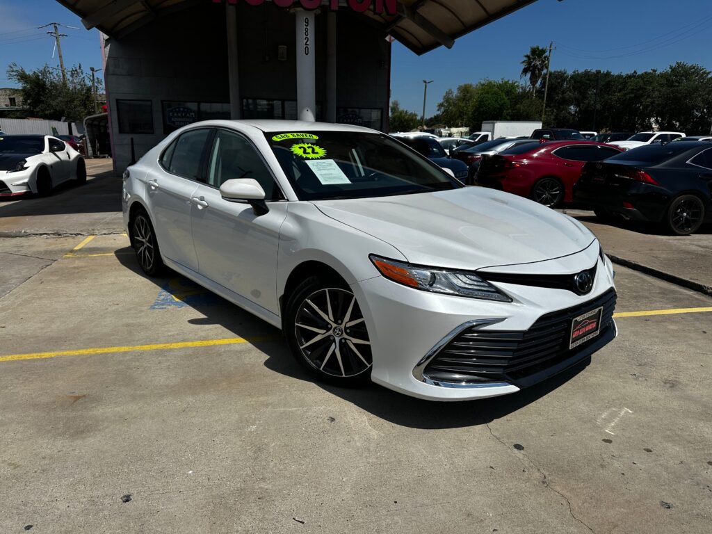 What are the differences between the 2022 Camry trim levels?
