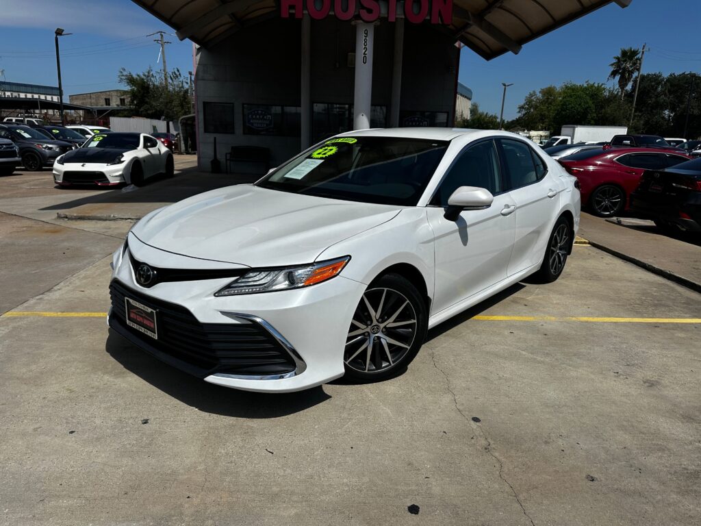 What are the engine options in the Toyota Camry 2022