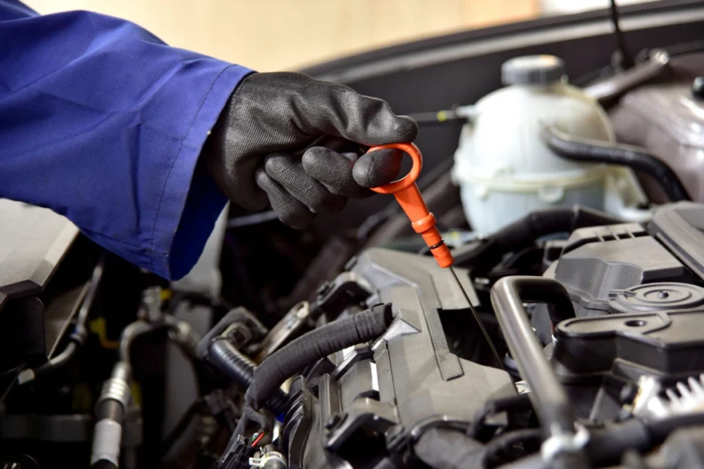 Revisión del aceite del motor de un automóvil.