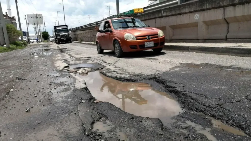 Baches en las calles de Houston que afectan la alineación de ruedas.