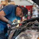 Revisión de los fluidos esenciales del auto en Sharpstown.