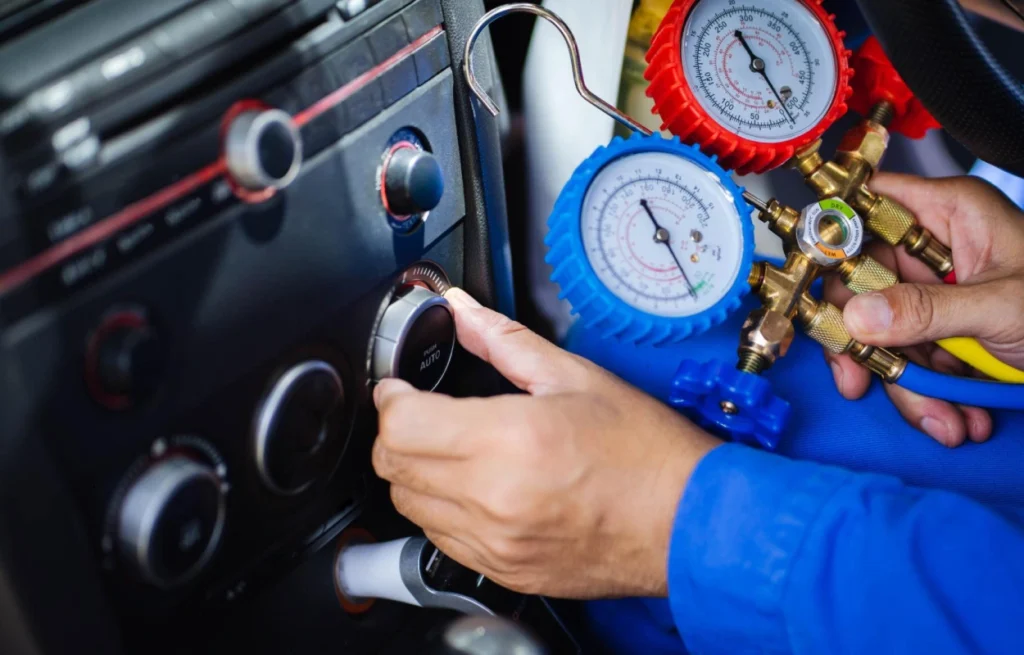 Revisión del nivel de refrigerante del aire acondicionado del automóvil.